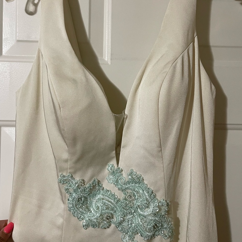 Ivory gown - Picture 2 of 6